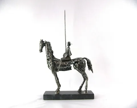"Donkişot-1" eseri ÖZER AKTAŞ tarafından 2024 yılında 30x55x8 cm ölçülerinde Metal heykel tekniği ile yapılmıştır.