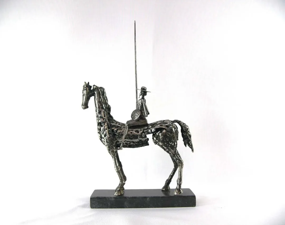 "Donkişot-1" eseri ÖZER AKTAŞ tarafından 2024 yılında 30x55x8 cm ölçülerinde Metal heykel tekniği ile yapılmıştır.