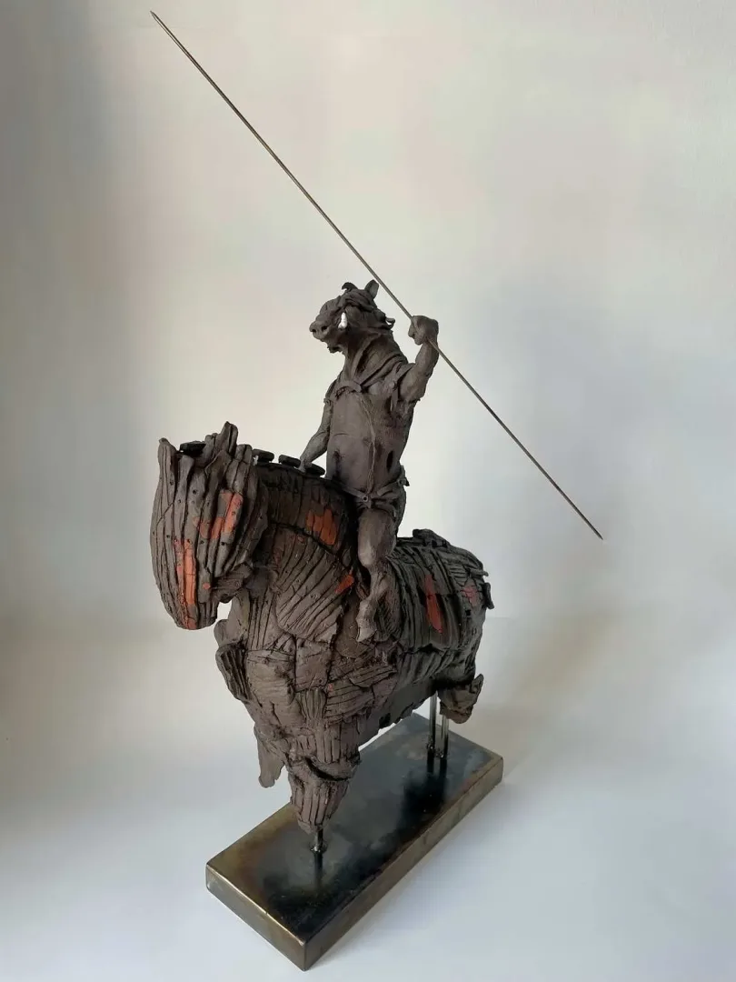 yakınlaştır "Agamemnon-II" eseri BUĞRA ÖZER tarafından 2024 yılında 55x18x46 cm ölçülerinde Stoneware seramik çamuru, Serbest elle şekillendirme, 1125°C tekniği ile yapılmıştır.