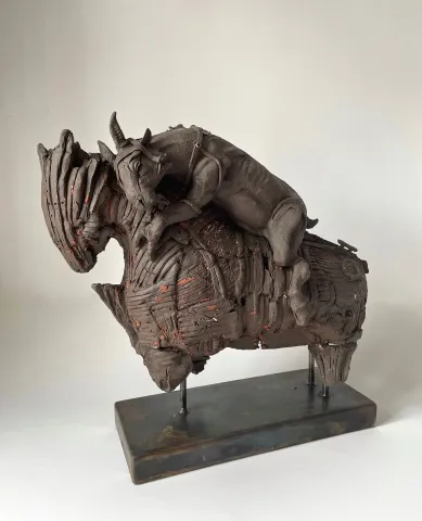 BUĞRA ÖZER — “Odisseus”, 2024 "Odisseus" eseri BUĞRA ÖZER tarafından 2024 yılında 40x18x4 cm ölçülerinde Stoneware seramik çamuru, Serbest elle şekillendirme, 1125°C tekniği ile yapılmıştır.