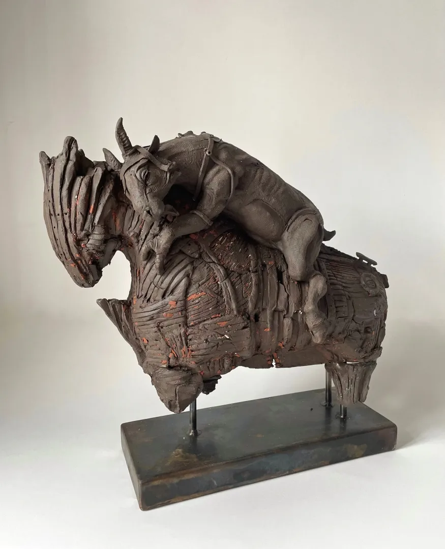 "Odisseus" eseri BUĞRA ÖZER tarafından 2024 yılında 40x18x4 cm ölçülerinde Stoneware seramik çamuru, Serbest elle şekillendirme, 1125°C tekniği ile yapılmıştır.