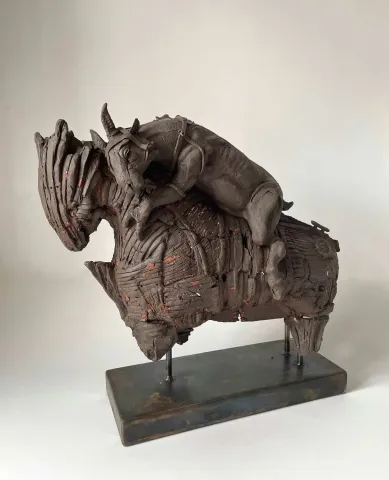 "Odisseus" eseri BUĞRA ÖZER tarafından 2024 yılında 40x18x4 cm ölçülerinde Stoneware seramik çamuru, Serbest elle şekillendirme, 1125°C tekniği ile yapılmıştır.