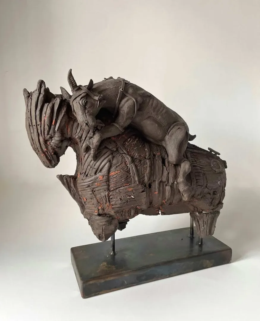 "Odisseus" eseri BUĞRA ÖZER tarafından 2024 yılında 40x18x4 cm ölçülerinde Stoneware seramik çamuru, Serbest elle şekillendirme, 1125°C tekniği ile yapılmıştır.