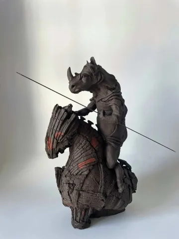 BUĞRA ÖZER — “Aias”, 2024 "Aias" eseri BUĞRA ÖZER tarafından 2024 yılında 46x17x30 cm ölçülerinde Stoneware seramik çamuru, Serbest elle şekillendirme, 1125°C tekniği ile yapılmıştır.