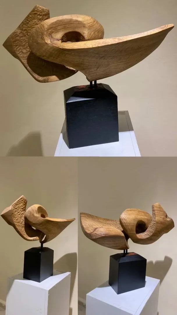 "İsimsiz" eseri AZİMET KARAMAN tarafından 2024 yılında 52x62x26 cm ölçülerinde Ahşap Yontma (zeytin) tekniği ile yapılmıştır.