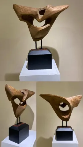 "İsimsiz" eseri AZİMET KARAMAN tarafından 2024 yılında 53x48x20 cm ölçülerinde Ahşap Yontma (zeytin) tekniği ile yapılmıştır.