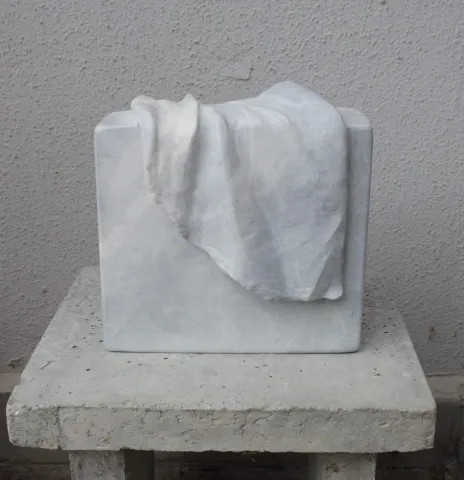 "Gerçeklerin Üzeri Örtülüdür" eseri ASLIHAN TİRYAKİ tarafından 2023 yılında 37x22x28 cm ölçülerinde Taş Yontu tekniği ile yapılmıştır.
