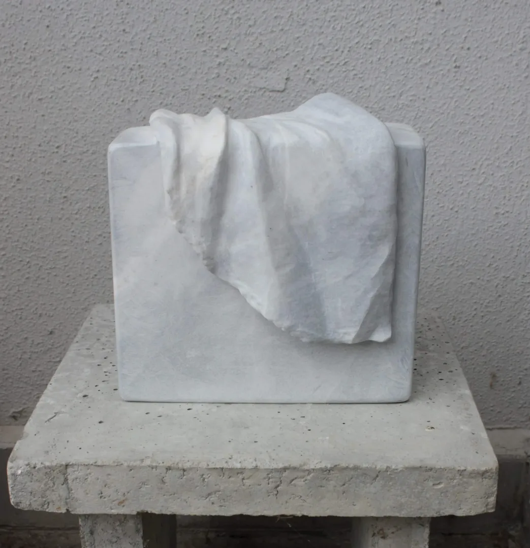 yakınlaştır "Gerçeklerin Üzeri Örtülüdür" eseri ASLIHAN TİRYAKİ tarafından 2023 yılında 37x22x28 cm ölçülerinde Taş Yontu tekniği ile yapılmıştır.