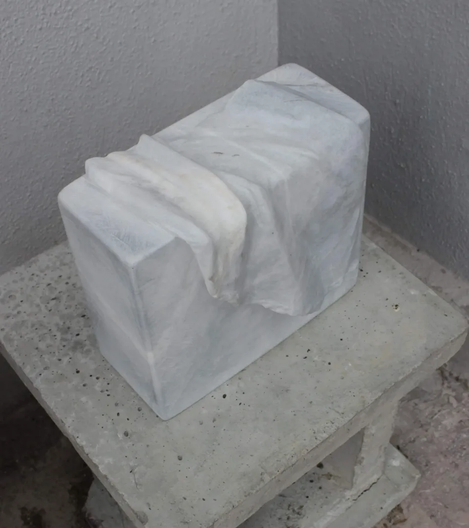 yakınlaştır "Gerçeklerin Üzeri Örtülüdür" eseri ASLIHAN TİRYAKİ tarafından 2023 yılında 37x22x28 cm ölçülerinde Taş Yontu tekniği ile yapılmıştır.
