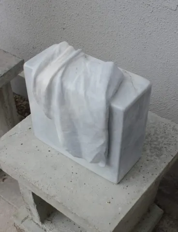 "Gerçeklerin Üzeri Örtülüdür" eseri ASLIHAN TİRYAKİ tarafından 2023 yılında 37x22x28 cm ölçülerinde Taş Yontu tekniği ile yapılmıştır.
