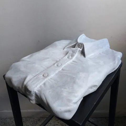 "Bernini'nin Gömleği" eseri ASLIHAN TİRYAKİ tarafından 2023 yılında 44x12x28 cm ölçülerinde Taş Yontu tekniği ile yapılmıştır.