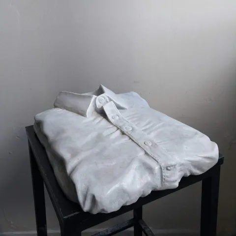 "Bernini'nin Gömleği" eseri ASLIHAN TİRYAKİ tarafından 2023 yılında 44x12x28 cm ölçülerinde Taş Yontu tekniği ile yapılmıştır.