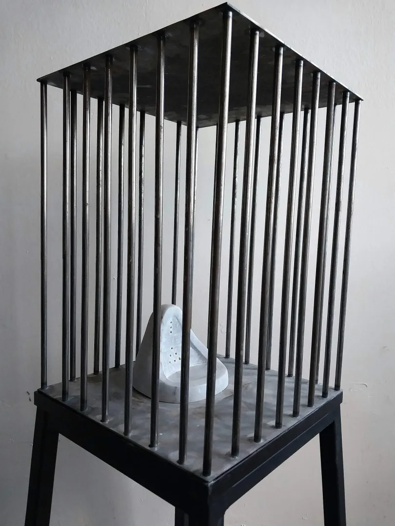 yakınlaştır "Karşınızda Ready - Made" eseri ASLIHAN TİRYAKİ tarafından 2023 yılında 50x40x40 cm ölçülerinde Metal Plaka Metal Çubuk Taş Yontu tekniği ile yapılmıştır.