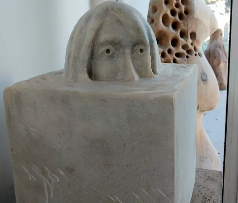 ASLIHAN TİRYAKİ — “Boğulmaya Çeyrek Kala”, 2023 "Boğulmaya Çeyrek Kala" eseri ASLIHAN TİRYAKİ tarafından 2023 yılında 53x47x35 cm ölçülerinde Taş Yontu tekniği ile yapılmıştır.