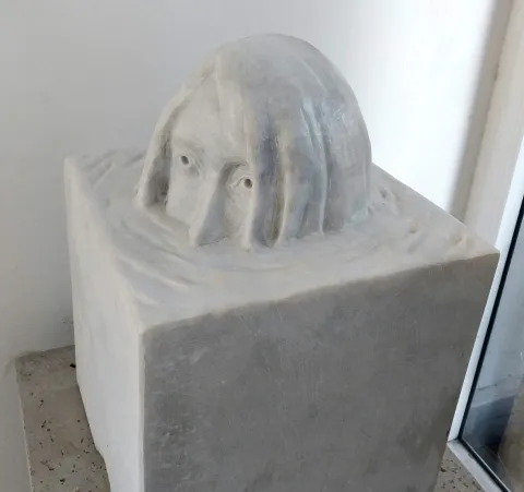ASLIHAN TİRYAKİ — “Boğulmaya Çeyrek Kala”, 2023 "Boğulmaya Çeyrek Kala" eseri ASLIHAN TİRYAKİ tarafından 2023 yılında 53x47x35 cm ölçülerinde Taş Yontu tekniği ile yapılmıştır.