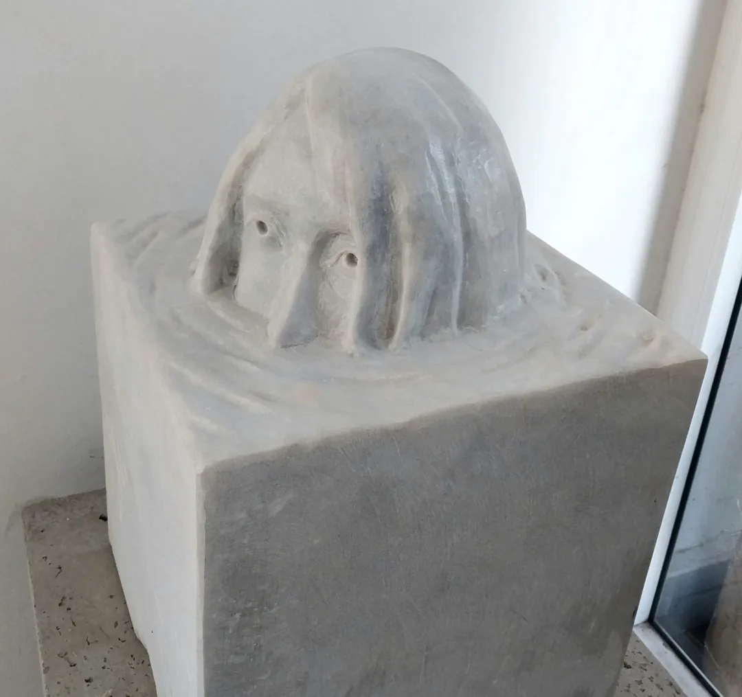 "Boğulmaya Çeyrek Kala" eseri ASLIHAN TİRYAKİ tarafından 2023 yılında 53x47x35 cm ölçülerinde Taş Yontu tekniği ile yapılmıştır.
