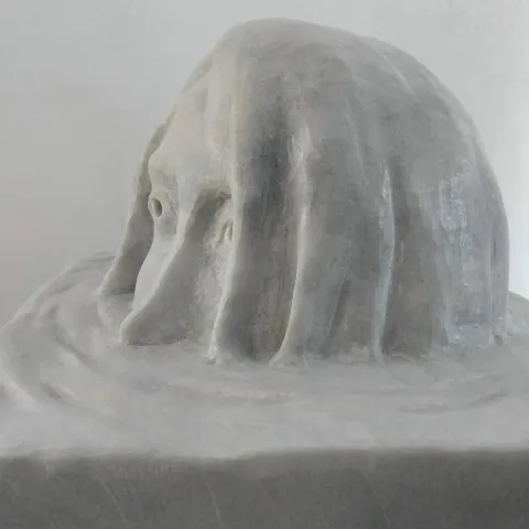 ASLIHAN TİRYAKİ — “Boğulmaya Çeyrek Kala”, 2023 "Boğulmaya Çeyrek Kala" eseri ASLIHAN TİRYAKİ tarafından 2023 yılında 53x47x35 cm ölçülerinde Taş Yontu tekniği ile yapılmıştır.