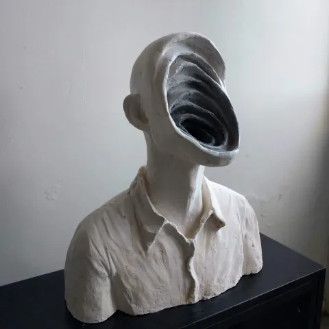 ASLIHAN TİRYAKİ — “Zihin Çıkmazı”, 2021 "Zihin Çıkmazı" eseri ASLIHAN TİRYAKİ tarafından 2021 yılında 41x18x44 cm ölçülerinde Alçı, Akrilik Boya tekniği ile yapılmıştır.