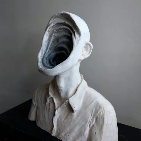 ASLIHAN TİRYAKİ — “Zihin Çıkmazı”, 2021 "Zihin Çıkmazı" eseri ASLIHAN TİRYAKİ tarafından 2021 yılında 41x18x44 cm ölçülerinde Alçı, Akrilik Boya tekniği ile yapılmıştır.