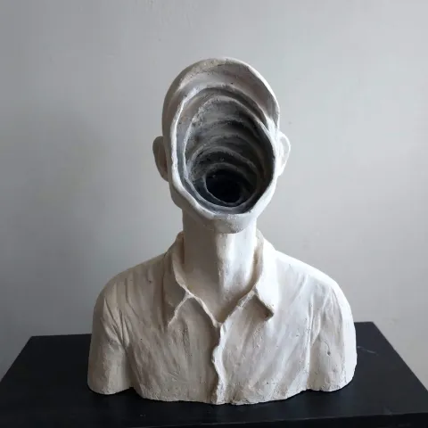 ASLIHAN TİRYAKİ — “Zihin Çıkmazı”, 2021 "Zihin Çıkmazı" eseri ASLIHAN TİRYAKİ tarafından 2021 yılında 41x18x44 cm ölçülerinde Alçı, Akrilik Boya tekniği ile yapılmıştır.