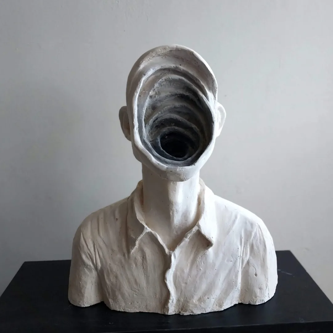 yakınlaştır "Zihin Çıkmazı" eseri ASLIHAN TİRYAKİ tarafından 2021 yılında 41x18x44 cm ölçülerinde Alçı, Akrilik Boya tekniği ile yapılmıştır.