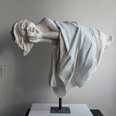 ASLIHAN TİRYAKİ — “Düş Başlıyor”, 2021 "Düş Başlıyor" eseri ASLIHAN TİRYAKİ tarafından 2021 yılında 73x45x68 cm ölçülerinde Alçı tekniği ile yapılmıştır.