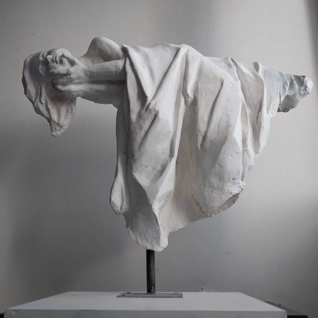 "Düş Başlıyor" eseri ASLIHAN TİRYAKİ tarafından 2021 yılında 73x45x68 cm ölçülerinde Alçı tekniği ile yapılmıştır.
