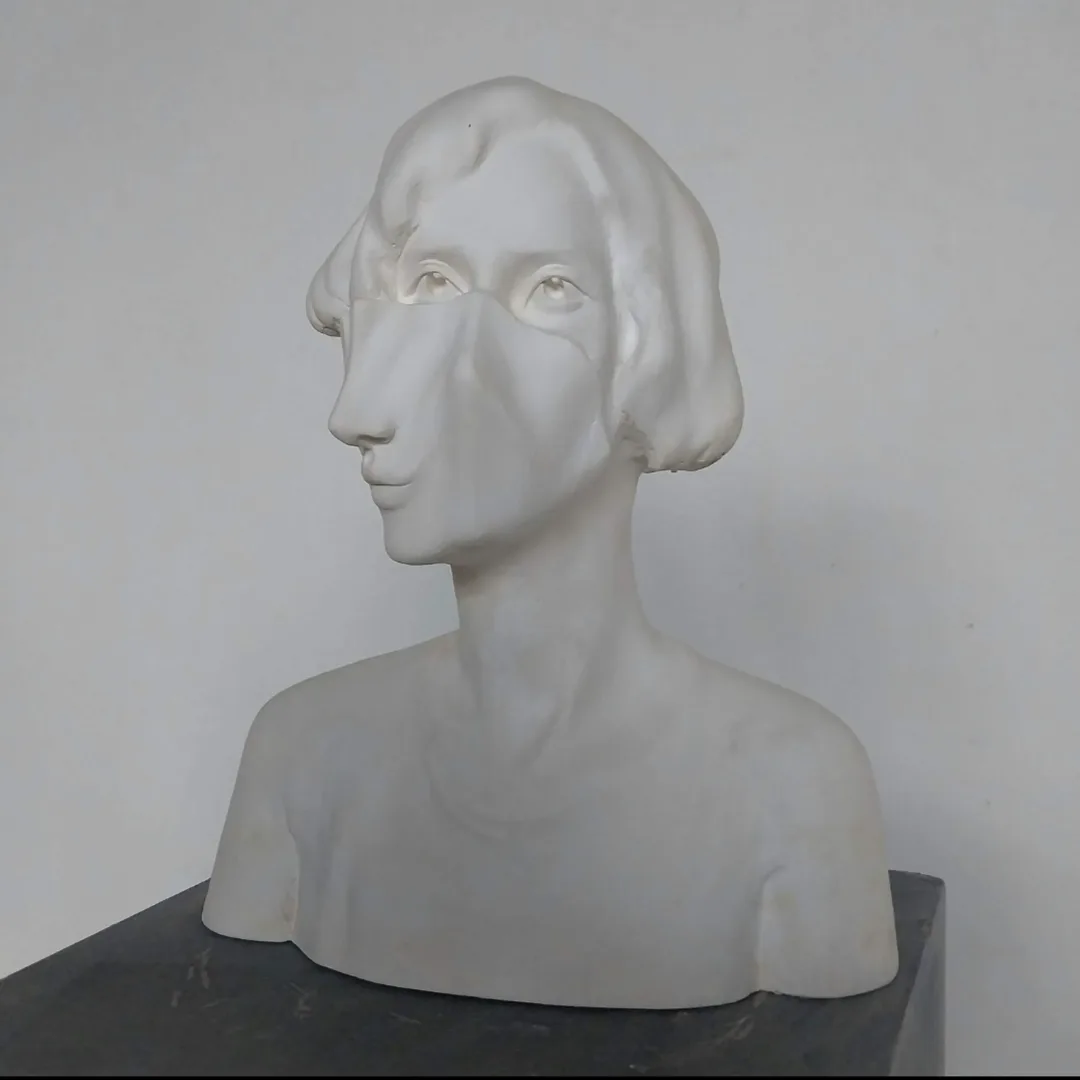 yakınlaştır "Persona" eseri ASLIHAN TİRYAKİ tarafından 2023 yılında 44x24x47 cm ölçülerinde Alçı tekniği ile yapılmıştır.