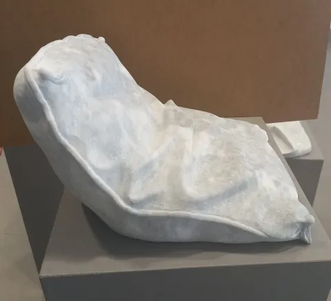 "Yastık" eseri ASLIHAN TİRYAKİ tarafından 2024 yılında 33x30x23 cm ölçülerinde Taş Yontu tekniği ile yapılmıştır.