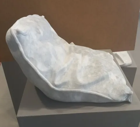 ASLIHAN TİRYAKİ — “Persona”, 2023 "Persona" eseri ASLIHAN TİRYAKİ tarafından 2023 yılında 44x24x47 cm ölçülerinde Alçı tekniği ile yapılmıştır.