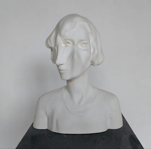 ASLIHAN TİRYAKİ — “Persona”, 2023 "Persona" eseri ASLIHAN TİRYAKİ tarafından 2023 yılında 44x24x47 cm ölçülerinde Alçı tekniği ile yapılmıştır.