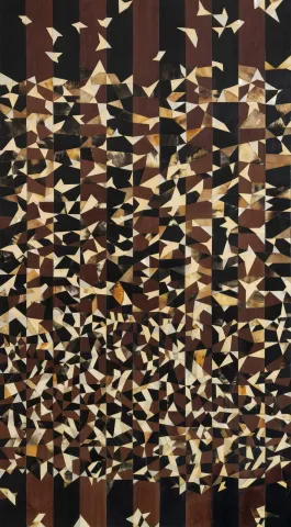 "Boynuz" eseri DEVRİM ERBİL tarafından 200x110 cm ölçülerinde Abanoz Kemik Marküteri tekniği ile yapılmıştır.