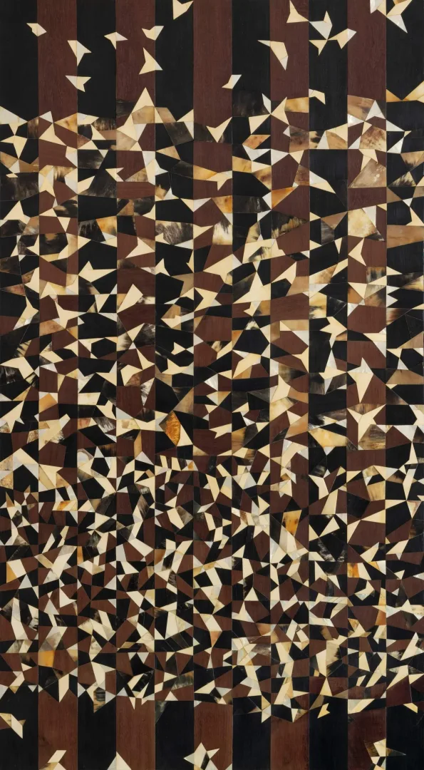 yakınlaştır "Boynuz" eseri DEVRİM ERBİL tarafından 200x110 cm ölçülerinde Abanoz Kemik Marküteri tekniği ile yapılmıştır.