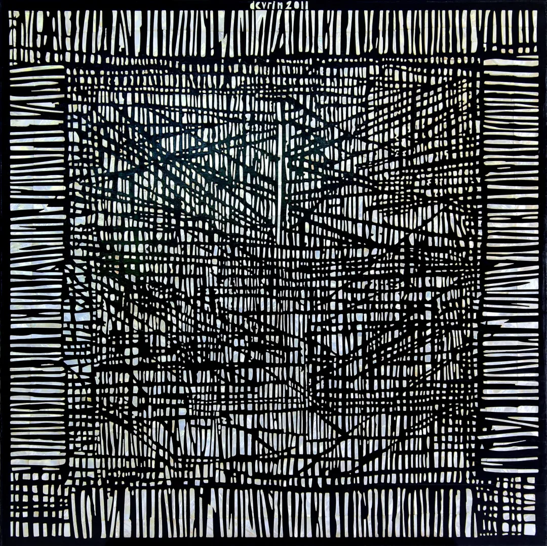 yakınlaştır "Geometrik Soyutlama" eseri DEVRİM ERBİL tarafından 2011 yılında 92x92 cm ölçülerinde Abanoz üzeri Sedef tekniği ile yapılmıştır.