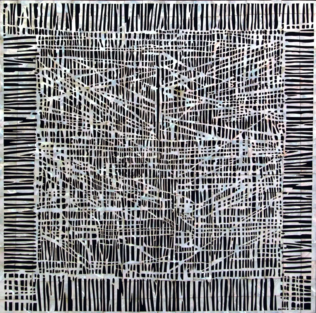 "Geometrik Soyutlama" eseri DEVRİM ERBİL tarafından 2011 yılında 92x92 cm ölçülerinde Abanoz üzeri Sedef tekniği ile yapılmıştır.
