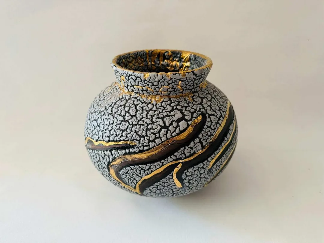 yakınlaştır "Ay Kavanozu" eseri KİM YONG MOON tarafından 2023 yılında 30x30x25 cm ölçülerinde Yüksek Derece Pişirim ve Altın Yaldız tekniği ile yapılmıştır.