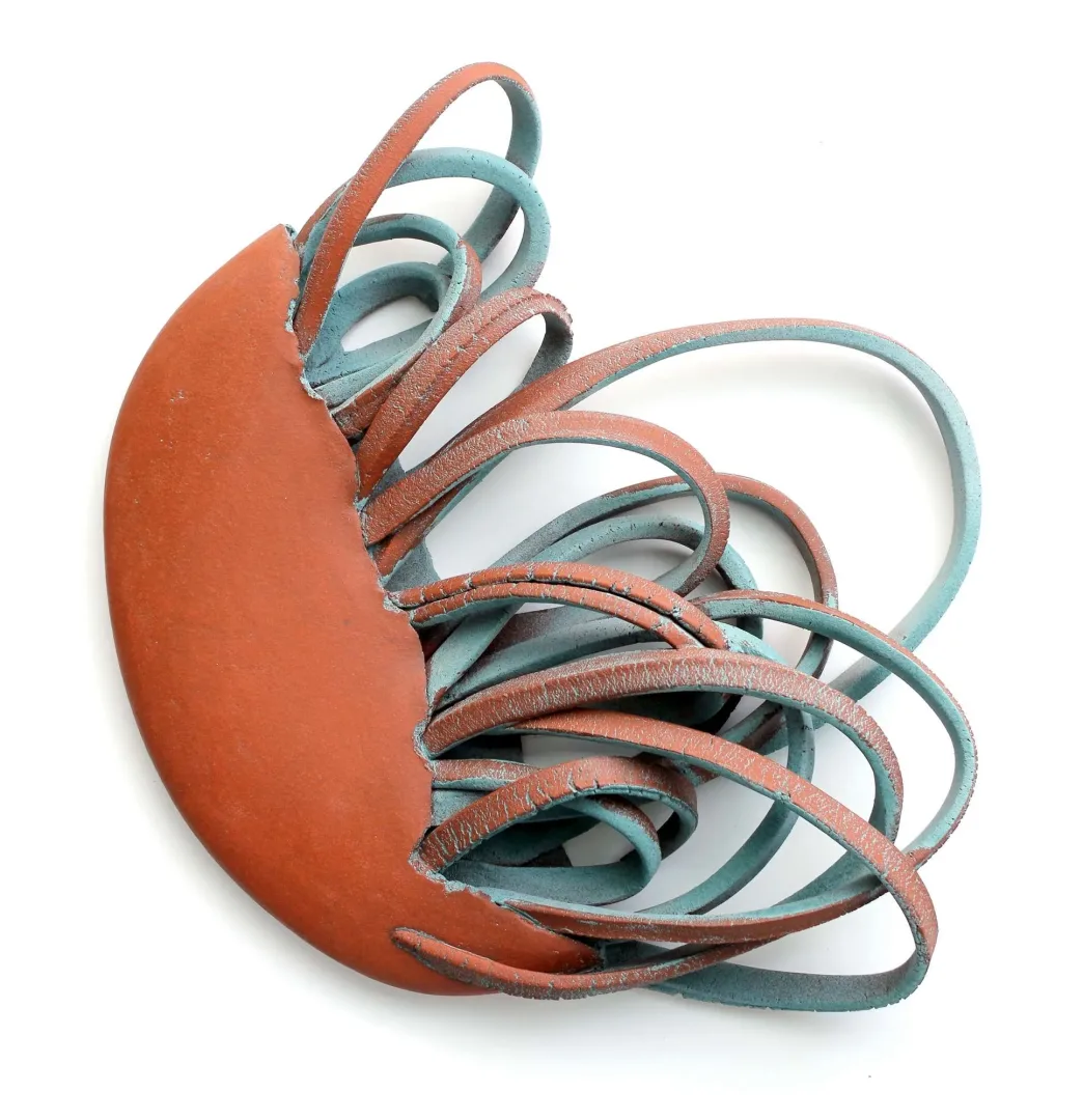 yakınlaştır "Yuva 2" eseri GÜLİZ KORKMAZ tarafından 2024 yılında 39x40x10 cm ölçülerinde Elle Şekillendirme Stoneware 1200 C° tekniği ile yapılmıştır.
