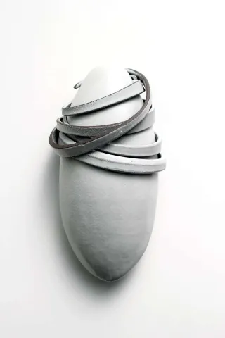 "Anda 1" eseri GÜLİZ KORKMAZ tarafından 2024 yılında 14x28x10 cm ölçülerinde Elle Şekillendirme Stoneware 1200 C° tekniği ile yapılmıştır.