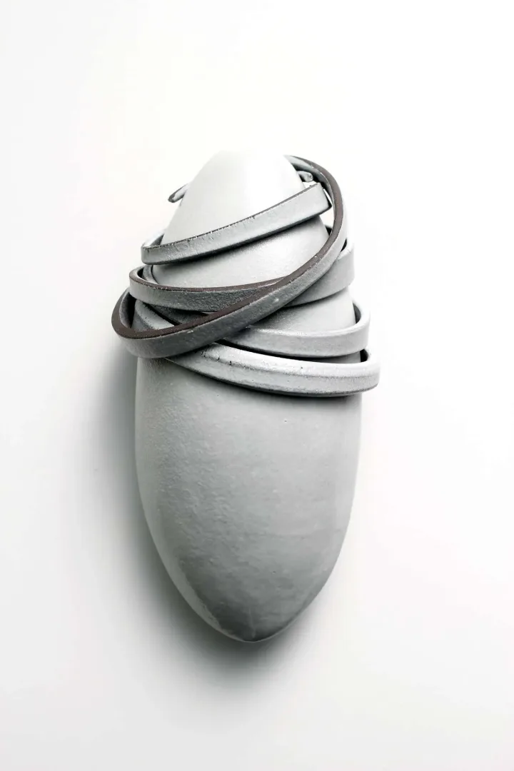 yakınlaştır "Anda 1" eseri GÜLİZ KORKMAZ tarafından 2024 yılında 14x28x10 cm ölçülerinde Elle Şekillendirme Stoneware 1200 C° tekniği ile yapılmıştır.