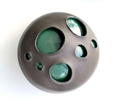 GÜLİZ KORKMAZ — “Derin”, 2024 "Derin" eseri GÜLİZ KORKMAZ tarafından 2024 yılında 23x23x19 cm ölçülerinde Elle Şekillendirme Stoneware 1200 C° tekniği ile yapılmıştır.