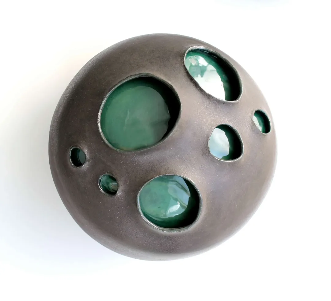 yakınlaştır "Derin" eseri GÜLİZ KORKMAZ tarafından 2024 yılında 23x23x19 cm ölçülerinde Elle Şekillendirme Stoneware 1200 C° tekniği ile yapılmıştır.