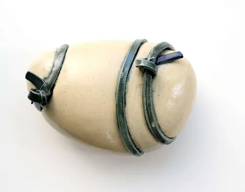 GÜLİZ KORKMAZ — “Düğüm”, 2024 "Düğüm" eseri GÜLİZ KORKMAZ tarafından 2024 yılında 27x18x14 cm ölçülerinde Elle Şekillendirme Stoneware 1200 C° tekniği ile yapılmıştır.