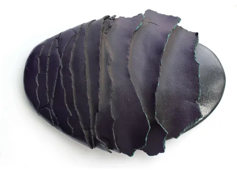 GÜLİZ KORKMAZ — “Kabuk”, 2024 "Kabuk" eseri GÜLİZ KORKMAZ tarafından 2024 yılında 40x30x8 cm ölçülerinde Elle Şekillendirme Stoneware 1200 C° tekniği ile yapılmıştır.