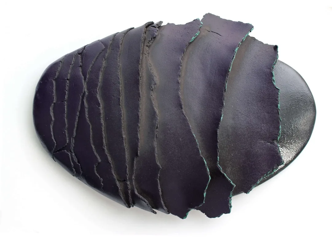 yakınlaştır "Kabuk" eseri GÜLİZ KORKMAZ tarafından 2024 yılında 40x30x8 cm ölçülerinde Elle Şekillendirme Stoneware 1200 C° tekniği ile yapılmıştır.