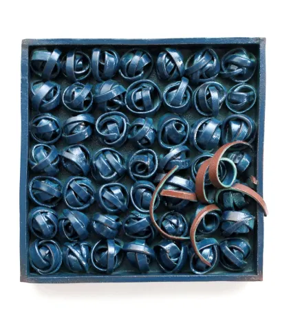GÜLİZ KORKMAZ — “Kaçış”, 2024 "Kaçış" eseri GÜLİZ KORKMAZ tarafından 2024 yılında 29x29x8 cm ölçülerinde Elle Şekillendirme Stoneware 1200 C° tekniği ile yapılmıştır.
