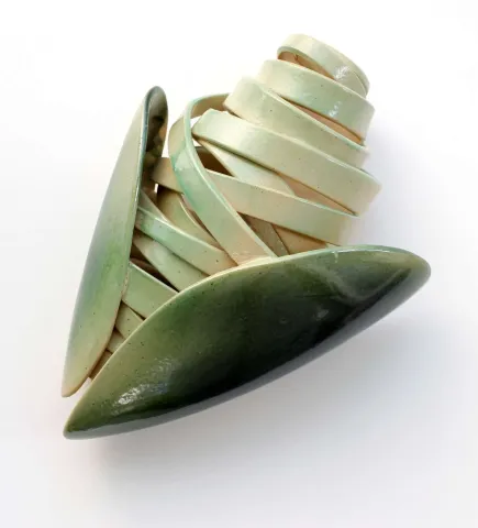 GÜLİZ KORKMAZ — “Koza”, 2024 "Koza" eseri GÜLİZ KORKMAZ tarafından 2024 yılında 29x19x10 cm ölçülerinde Elle Şekillendirme Stoneware 1200 C° tekniği ile yapılmıştır.