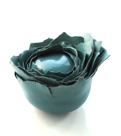 GÜLİZ KORKMAZ — “Öz 3”, 2024 "Öz 3" eseri GÜLİZ KORKMAZ tarafından 2024 yılında 22x20x15 cm ölçülerinde Elle Şekillendirme Stoneware 1200 C° tekniği ile yapılmıştır.
