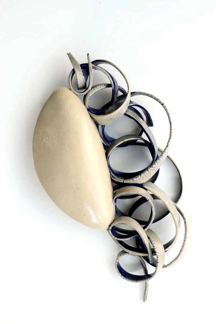 yakınlaştır "Rüzgâr" eseri GÜLİZ KORKMAZ tarafından 2024 yılında 35x39x9 cm ölçülerinde Elle Şekillendirme Stoneware 1200 C° tekniği ile yapılmıştır.