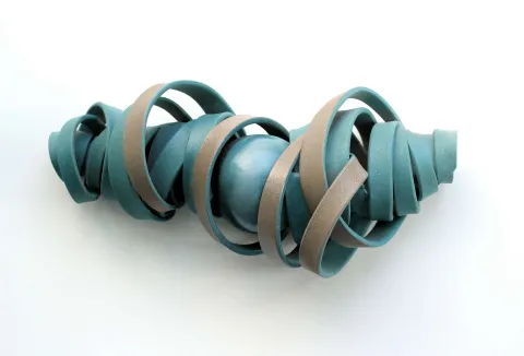GÜLİZ KORKMAZ — “Yörünge”, 2024 "Yörünge" eseri GÜLİZ KORKMAZ tarafından 2024 yılında 37x19x12 cm ölçülerinde Elle Şekillendirme Stoneware 1200 C° tekniği ile yapılmıştır.