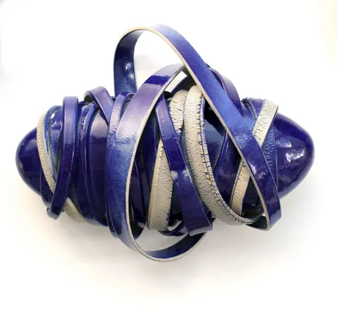 GÜLİZ KORKMAZ — “Yuva 1”, 2024 "Yuva 1" eseri GÜLİZ KORKMAZ tarafından 2024 yılında 31x25x11 cm ölçülerinde Elle Şekillendirme Stoneware 1200 C° tekniği ile yapılmıştır.